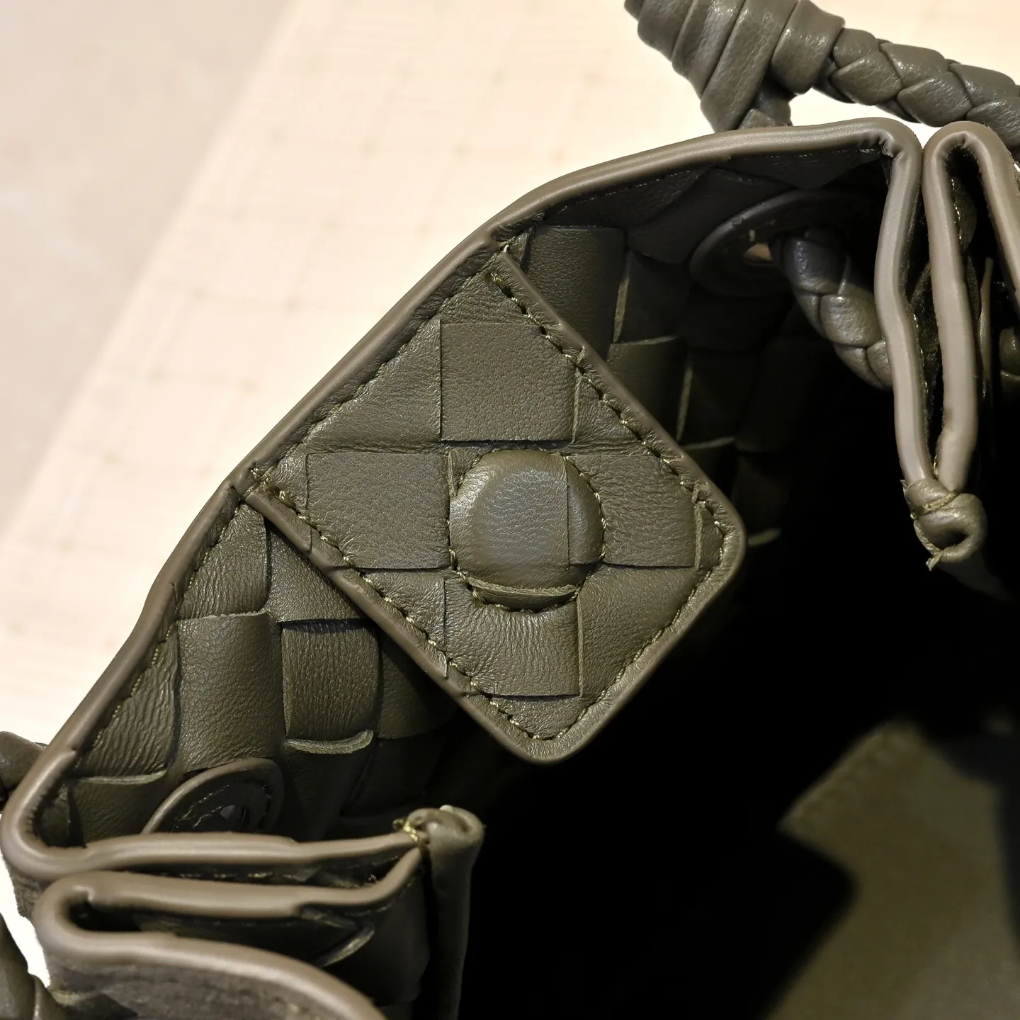 Batch 1760 BV's new intrecciato suede woven leather shoulder bag. It comes with a detachable cross-body strap. It comes with a mini bag inside. The appearance retains the unique design of BV woven. The parachute bag is a bag that makes people excited before seeing the actual thing. The small gold knot embellishment is full of simple and high-end sense to meet your needs in different occasions. Model: 6569 Size: 21X17X16.5cm